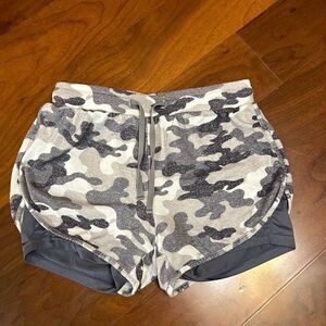Zyia Active women’s athletic shorts in gray‎ camouflage size small